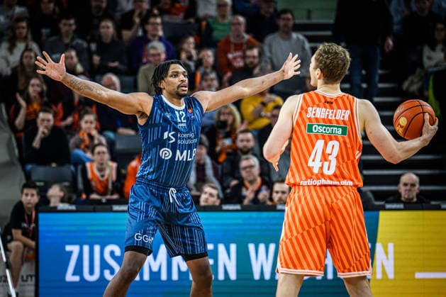 Neu Ulm, Germany, 24 01 26 Osun Osunniyi MLP Academics Heidelberg and Christian Sengfelder ratiopharm ulm battle for the ball during the Basketball Bundesliga match between ratiopharm ulm vs MLP Academics Heidelberg at ratiopharm Arena on January 24, 2026 in Neu Ulm, Germany Photo by Harry Langer DeFodi Images ratiopharm Arena, Germany, 24 01 26 Osun Osunniyi MLP Academics Heidelberg and Christian Sengfelder ratiopharm ulm battle for the ball during the Basketball Bundesliga match between ratiopharm ulm vs MLP Academics Heidelberg at Neu Ulm on January 24, 2026 in ratiopharm Arena, Germany Photo by Harry Langer DeFodi Images Photo by Harry Langer DeFodi Images