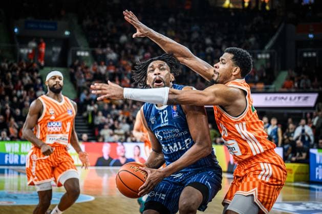 Neu Ulm, Germany, 24 01 26 Osun Osunniyi MLP Academics Heidelberg and Justin Simon ratiopharm ulm battle for the ball during the Basketball Bundesliga match between ratiopharm ulm vs MLP Academics Heidelberg at ratiopharm Arena on January 24, 2026 in Neu Ulm, Germany Photo by Harry Langer DeFodi Images ratiopharm Arena, Germany, 24 01 26 Osun Osunniyi MLP Academics Heidelberg and Justin Simon ratiopharm ulm battle for the ball during the Basketball Bundesliga match between ratiopharm ulm vs MLP Academics Heidelberg at Neu Ulm on January 24, 2026 in ratiopharm Arena, Germany Photo by Harry Langer DeFodi Images Photo by Harry Langer DeFodi Images