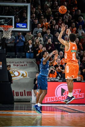 Neu Ulm, Germany, 24 01 26 DJ Horne MLP Academics Heidelberg and Mark Smith ratiopharm ulm battle for the ball during the Basketball Bundesliga match between ratiopharm ulm vs MLP Academics Heidelberg at the ratiopharm Arena on January 24, 2026 in Neu Ulm, Germany Photo by Harry Langer DeFodi Images ratiopharm Arena, Germany, 24 01 26 DJ Horne MLP Academics Heidelberg and Mark Smith ratiopharm ulm battle for the ball during the Basketball Bundesliga match between ratiopharm ulm vs MLP Academics Heidelberg at Neu Ulm on January 24, 2026 in ratiopharm Arena, Germany Photo by Harry Langer DeFodi Images Photo by Harry Langer DeFodi Images