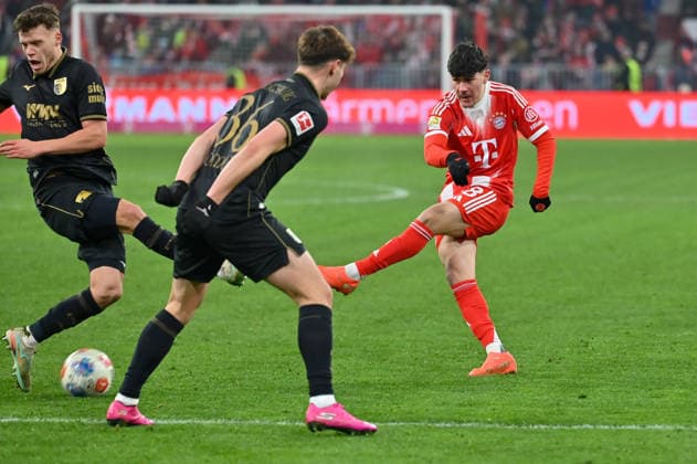 GER, Bayern, Muenchen, Fußball, FC Bayern Muenchen FC Augsburg, in der Allianz Arena, Muenchen, Bundesliga, 19 Spieltag, 24 01 26, v l Mert Koemuer FC Augsburg, 36 , Felipe Chavez FC Bayern, Muenchen, 38 , Torschuss DFL DFB regulations prohibit any use of photographs as image sequences and or quasi video, Copyright: HMB-Media MichaelxNibel