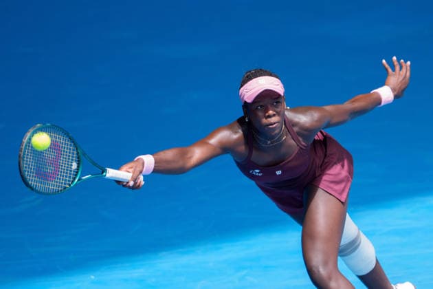 January 25, 2026: 17th seed VICTORIA MBOKO of Canada in action against 1st seed ARYNA SABALENKA of Belarus on Rod Laver Arena in a Women s Singles 4th round match on day 8 of the 2026 Australian Open in Melbourne, Australia. SABALENKA won 61 76. Cal Media Melbourne Australia - ZUMAc04_ 20260125_faf_c04_014 Copyright: xSydneyxLowx