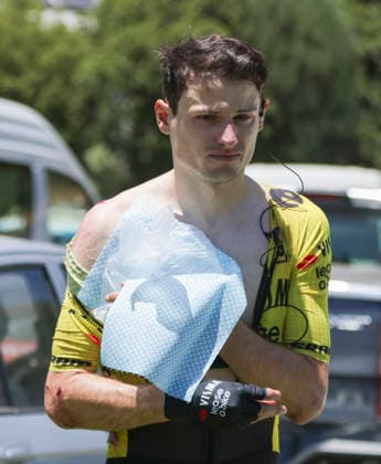 CYCLING TOUR DOWN UNDER, Menno Huising of Team Visma - Leased a Bike injured after crashing during stage 5, Stirling circuit, 169.8km of the 2026 Men s Tour Down Under professional road bicycle race in Adelaide, Sunday, January 25, 2026. ( NO ARCHIVING, EDITORIAL USE ONLY ADELAIDE SOUTH AUSTRALIA AUSTRALIA  Copyright: xMATTxTURNERx 20260125194717666898