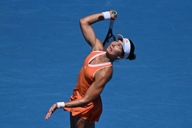 TENNIS AUSTRALIAN OPEN, Iva Jovic of the USA prepares to serve during the Women™s 4th round match against Yulia Putintseva of Kazakhstan on day 8 of the 2026 Australian Open tennis tournament at Melbourne Park in Melbourne, Sunday, January 25, 2026. ( NO ARCHIVING MELBOURNE VICTORIA AUSTRALIA  Copyright: xJAMESxROSSx 20260125189722773655
