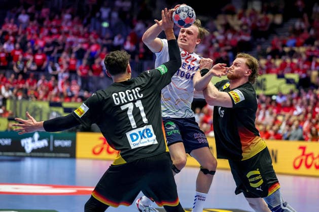 24 01 2026, Handball, Men s EHF EURO 2026, Germany Norway, Jyske Bank Boxing in Herning, Denmark, Main Round Marko Grgic Germany 71 and Tom Kiesler Germany 30 defend against Tobias Schjolberg Grondahl Norway 22 Denmark