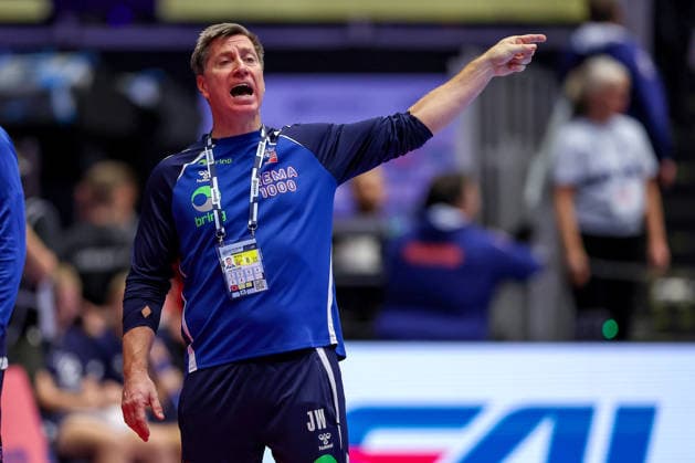 24 01 2026, Handball, Men s EHF EURO 2026, Germany Norway, Jyske Bank Boxen in Herning, Denmark, Main Round Headcoach Jonas Liberg Wille Norway hc gesticulating on the sidelines Denmark