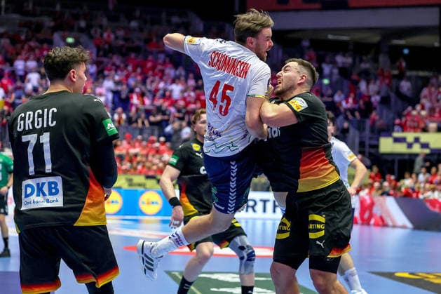 24 01 2026, Handball, Men s EHF EURO 2026, Germany Norway, Jyske Bank Boxen in Herning, Denmark, Main Round Marko Grgic Germany 71 Jannik Kohlbacher Germany 80 defend against Simen Nicolay Schonningsen Norway 45 Denmark