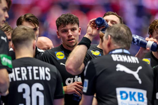 24 01 2026, Handball, Men s EHF EURO 2026, Germany Norway, Jyske Bank Boxen in Herning, Denmark, Main Round Marko Grgic Germany 71 and the team receive instructions from head coach Alfred Gislason Germany hc during the time-out Denmark