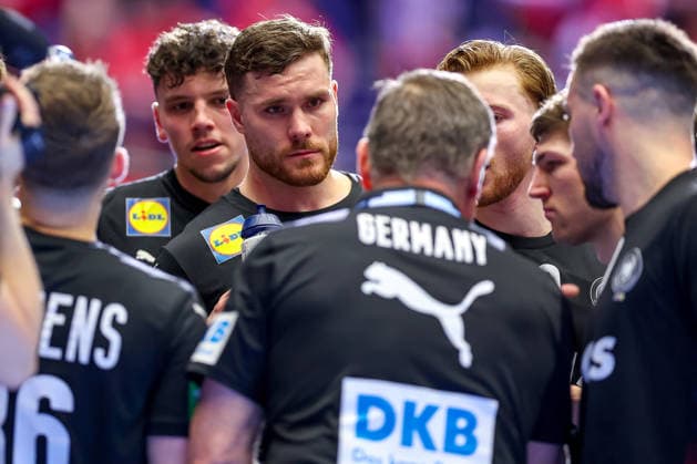 24 01 2026, Handball, Men s EHF EURO 2026, Germany Norway, Jyske Bank Boxing in Herning, Denmark, Main Round Johannes Golla Germany 04 and the team receive instructions from head coach Alfred Gislason Germany hc during the time-out Denmark