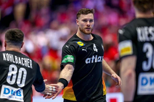 24 01 2026, Handball, Men s EHF EURO 2026, Germany Norway, Jyske Bank Boxen in Herning, Denmark, Main Round Johannes Golla Germany 04 cheering next to Jannik Kohlbacher Germany 80 Tom Kiesler Germany 30 Denmark