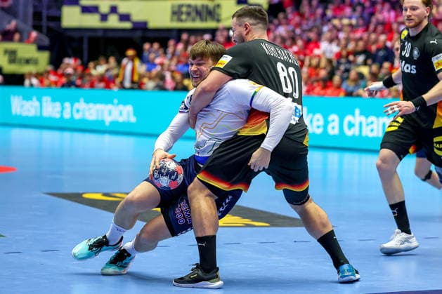 24 01 2026, Handball, Men s EHF EURO 2026, Germany Norway, Jyske Bank Boxing in Herning, Denmark, Main Round Thomas Alfred Solstad Norway 32 in duel against Jannik Kohlbacher Germany 80 Denmark