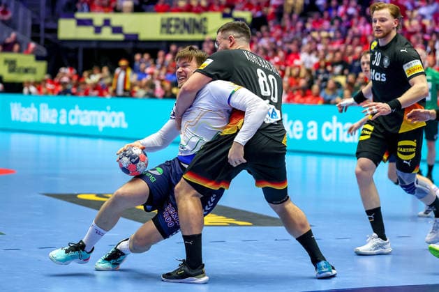 24 01 2026, Handball, Men s EHF EURO 2026, Germany Norway, Jyske Bank Boxing in Herning, Denmark, Main Round Thomas Alfred Solstad Norway 32 in duel against Jannik Kohlbacher Germany 80 Denmark