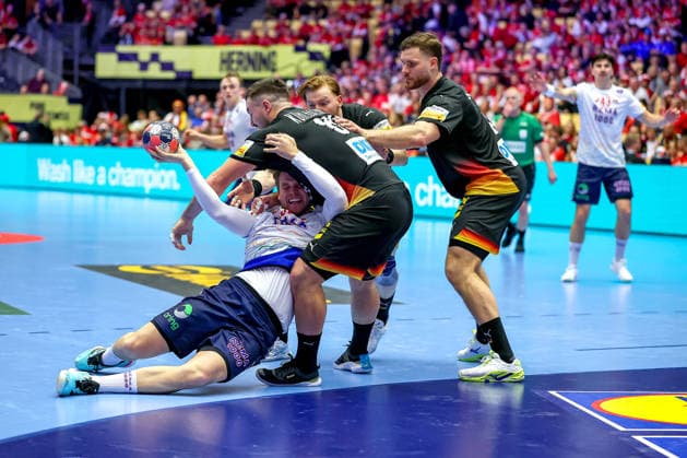 24 01 2026, Handball, Men s EHF EURO 2026, Germany Norway, Jyske Bank Boxing in Herning, Denmark, Main Round Thomas Alfred Solstad Norway 32 in a duel against Jannik Kohlbacher Germany 80 Tom Kiesler Germany 30 and Johannes Golla Germany 04 Denmark