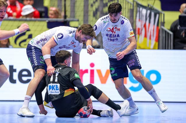 24 01 2026, Handball, Men s EHF EURO 2026, Germany Norway, Jyske Bank Boxing in Herning, Denmark, Main Round Marko Grgic Germany 71 fights for the ball Denmark
