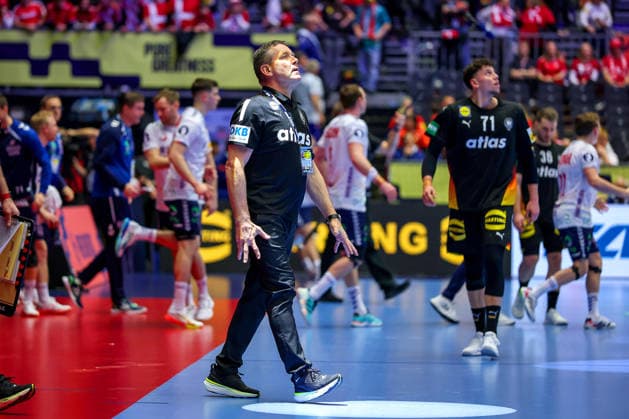 24 01 2026, Handball, Men s EHF EURO 2026, Germany Norway, Jyske Bank Boxen in Herning, Denmark, Main Round Headcoach Alfred Gislason Germany hc looks up into the light next to Marko Grgic Germany 71 Denmark