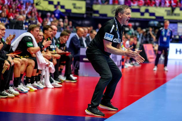 24 01 2026, Handball, Men s EHF EURO 2026, Germany Norway, Jyske Bank Boxen in Herning, Denmark, Main Round Headcoach Alfred Gislason Germany hc gesticulating on the sidelines Denmark