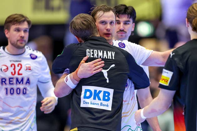24 01 2026, Handball, Men s EHF EURO 2026, Germany Norway, Jyske Bank Boxen in Herning, Denmark, Main Round Happy faces after the win against Norway Rune Dahmke Germany 34 next to Sander Sagosen Norway 05 after the Denmark match