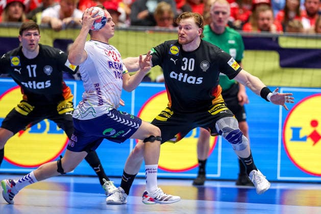 24 01 2026, Handball, Men s EHF EURO 2026, Germany Norway, Jyske Bank Boxing in Herning, Denmark, Main Round Tobias Schjolberg Grondahl Norway 22 in a duel against Tom Kiesler Germany 30 Lukas Zerbe Germany 17 Denmark