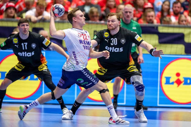 24 01 2026, Handball, Men s EHF EURO 2026, Germany Norway, Jyske Bank Boxing in Herning, Denmark, Main Round Tobias Schjolberg Grondahl Norway 22 in a duel against Tom Kiesler Germany 30 Lukas Zerbe Germany 17 Denmark