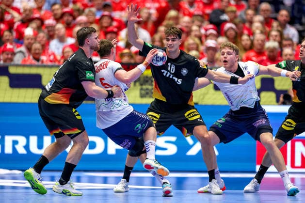24 01 2026, Handball, Men s EHF EURO 2026, Germany Norway, Jyske Bank Boxing in Herning, Denmark, Main Round Sander Sagosen Norway 05 in duel against Johannes Golla Germany 04 Julian Köster Germany 18 Denmark