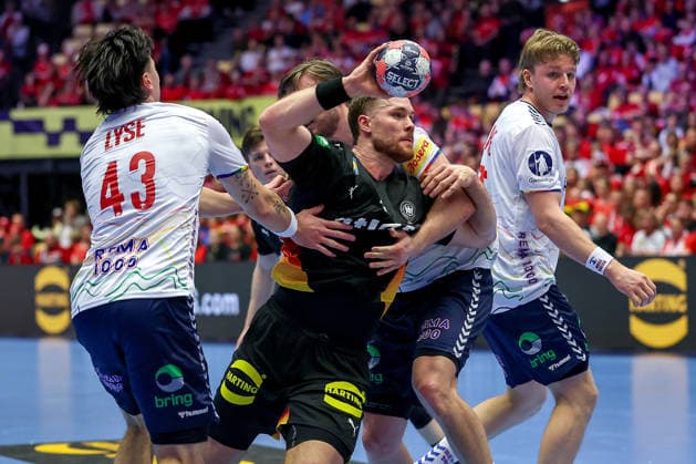 24 01 2026, Handball, Men s EHF EURO 2026, Germany Norway, Jyske Bank Boxing in Herning, Denmark, Main Round Johannes Golla Germany 04 in a duel against Simen Ulstad Lyse Norway 43 Martin Hernes Hovde Norway 25 Vetle Ronningen Norway 10 Denmark