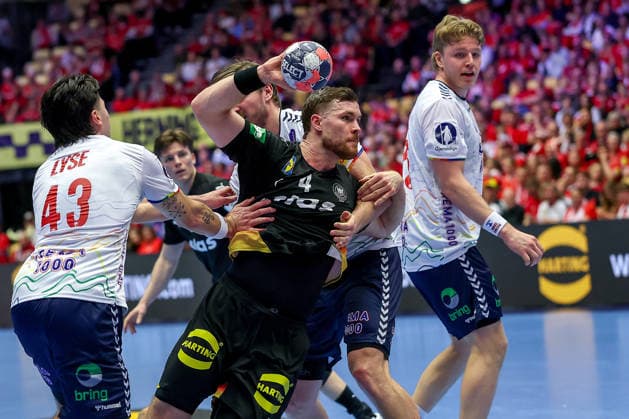 24 01 2026, Handball, Men s EHF EURO 2026, Germany Norway, Jyske Bank Boxing in Herning, Denmark, Main Round Johannes Golla Germany 04 in a duel against Simen Ulstad Lyse Norway 43 Martin Hernes Hovde Norway 25 Vetle Ronningen Norway 10 Denmark