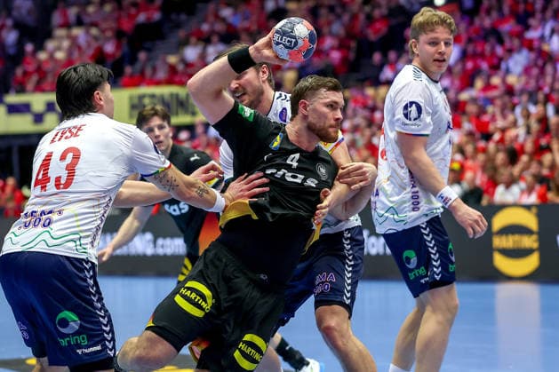 24 01 2026, Handball, Men s EHF EURO 2026, Germany Norway, Jyske Bank Boxing in Herning, Denmark, Main Round Johannes Golla Germany 04 in a duel against Simen Ulstad Lyse Norway 43 Martin Hernes Hovde Norway 25 Vetle Ronningen Norway 10 Denmark