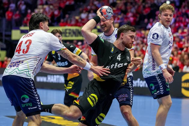 24 01 2026, Handball, Men s EHF EURO 2026, Germany Norway, Jyske Bank Boxing in Herning, Denmark, Main Round Johannes Golla Germany 04 in a duel against Simen Ulstad Lyse Norway 43 Martin Hernes Hovde Norway 25 Vetle Ronningen Norway 10 Denmark