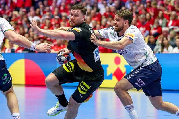 24 01 2026, Handball, Men s EHF EURO 2026, Germany Norway, Jyske Bank Boxen in Herning, Denmark, Main Round Johannes Golla Germany 04 throws the ball on goal in a duel against Martin Hernes Hovde Norway 25 Simen Nicolay Schonningsen Norway 45 Denmark