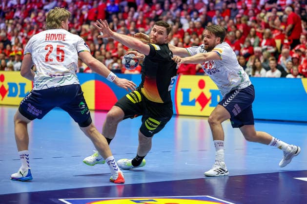 24 01 2026, Handball, Men s EHF EURO 2026, Germany Norway, Jyske Bank Boxen in Herning, Denmark, Main Round Johannes Golla Germany 04 throws the ball on goal in a duel against Martin Hernes Hovde Norway 25 Simen Nicolay Schonningsen Norway 45 Denmark