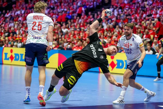 24 01 2026, Handball, Men s EHF EURO 2026, Germany Norway, Jyske Bank Boxen in Herning, Denmark, Main Round Johannes Golla Germany 04 throws the ball on goal in a duel against Martin Hernes Hovde Norway 25 Simen Nicolay Schonningsen Norway 45 Denmark