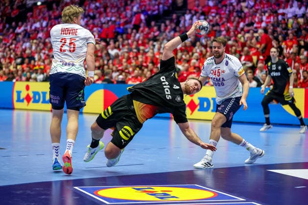 24 01 2026, Handball, Men s EHF EURO 2026, Germany Norway, Jyske Bank Boxen in Herning, Denmark, Main Round Johannes Golla Germany 04 throws the ball on goal in a duel against Martin Hernes Hovde Norway 25 Simen Nicolay Schonningsen Norway 45 Denmark