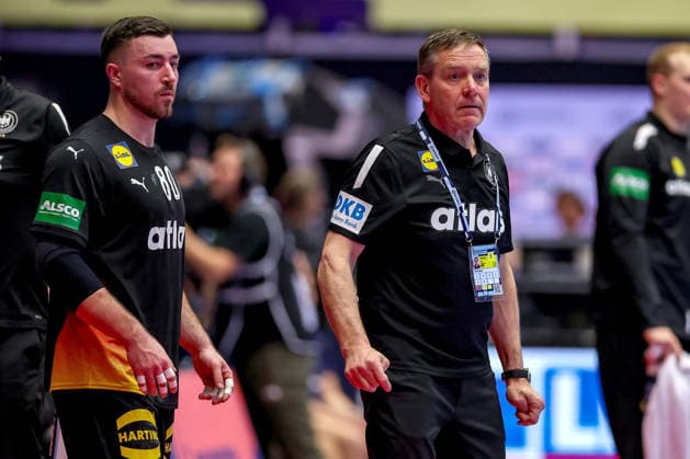 24 01 2026, Handball, Men s EHF EURO 2026, Germany Norway, Jyske Bank Boxen in Herning, Denmark, Main Round Headcoach Alfred Gislason Germany hc gesticulating on the sidelines next to Jannik Kohlbacher Germany 80 Denmark