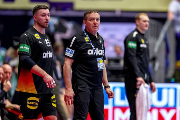 24 01 2026, Handball, Men s EHF EURO 2026, Germany Norway, Jyske Bank Boxen in Herning, Denmark, Main Round Headcoach Alfred Gislason Germany hc gesticulating on the sidelines next to Jannik Kohlbacher Germany 80 Denmark