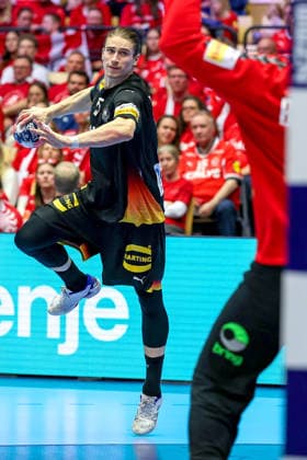 24 01 2026, Handball, Men s EHF EURO 2026, Germany Norway, Jyske Bank Boxen in Herning, Denmark, Main Round Juri Knorr Germany 15 throws the ball at the goal of Torbjorn Sittrup Bergerud Norway 30 Denmark