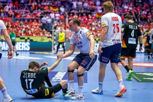 24 01 2026, Handball, Men s EHF EURO 2026, Germany Norway, Jyske Bank Boxing in Herning, Denmark, Main Round Tobias Schjolberg Grondahl Norway 22 helps Lukas Zerbe Germany 17 on his feet Denmark