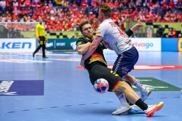 24 01 2026, Handball, Men s EHF EURO 2026, Germany Norway, Jyske Bank Boxing in Herning, Denmark, Main Round Franz Semper Germany 32 in duel against August Baskar Pedersen Norway 40 Denmark