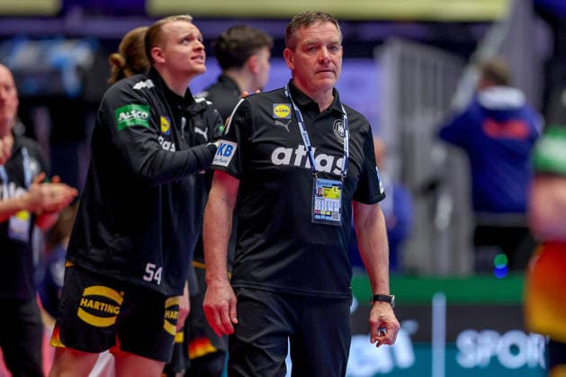 24 01 2026, Handball, Men s EHF EURO 2026, Germany Norway, Jyske Bank Boxen in Herning, Denmark, Main Round Headcoach Alfred Gislason Germany hc next to Justus Fischer Germany 54 on the sidelines Denmark