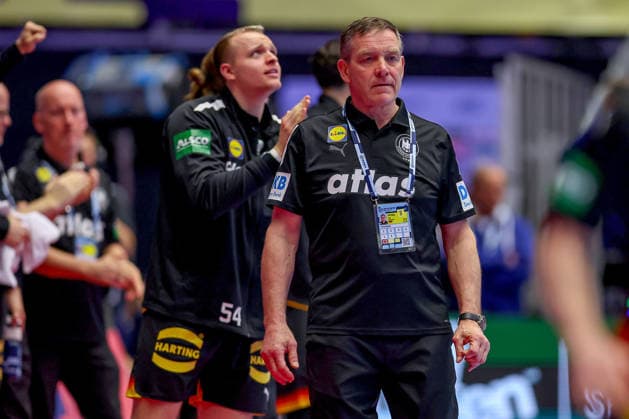 24 01 2026, Handball, Men s EHF EURO 2026, Germany Norway, Jyske Bank Boxen in Herning, Denmark, Main Round Headcoach Alfred Gislason Germany hc next to Justus Fischer Germany 54 on the sidelines Denmark