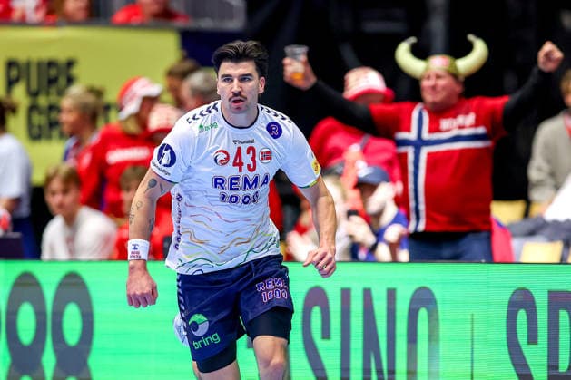 24 01 2026, Handball, Men s EHF EURO 2026, Germany Norway, Jyske Bank Boxen in Herning, Denmark, Main Round Simen Ulstad Lyse Norway 43 cheering Denmark