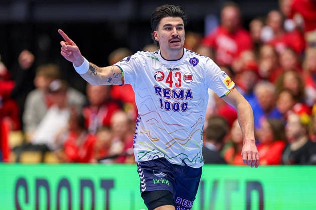 24 01 2026, Handball, Men s EHF EURO 2026, Germany Norway, Jyske Bank Boxen in Herning, Denmark, Main Round Simen Ulstad Lyse Norway 43 cheering Denmark