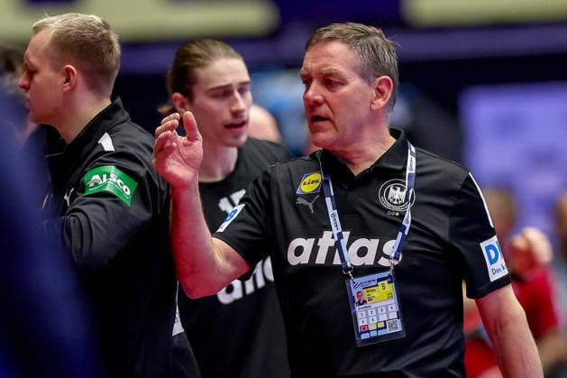 24 01 2026, Handball, Men s EHF EURO 2026, Germany Norway, Jyske Bank Boxen in Herning, Denmark, Main Round Headcoach Alfred Gislason Germany hc gesticulating on the sidelines Denmark
