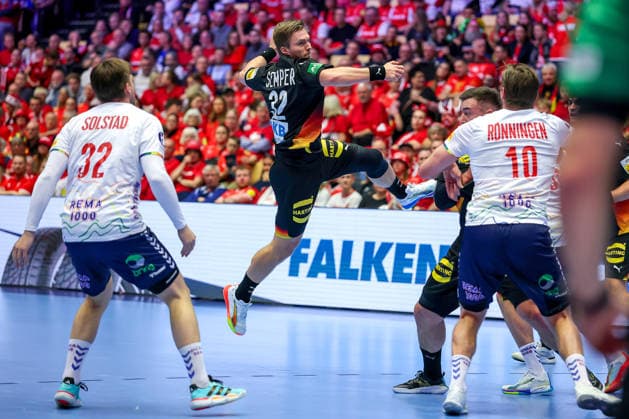 24 01 2026, Handball, Men s EHF EURO 2026, Germany Norway, Jyske Bank Boxen in Herning, Denmark, Main Round Franz Semper Germany 32 throws the ball at the goal Denmark