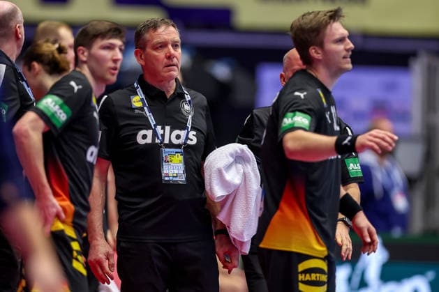 24 01 2026, Handball, Men s EHF EURO 2026, Germany Norway, Jyske Bank Boxen in Herning, Denmark, Main Round Headcoach Alfred Gislason Germany hc next to Lukas Zerbe Germany 17 Franz Semper Germany 32 Denmark