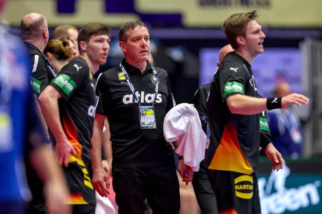 24 01 2026, Handball, Men s EHF EURO 2026, Germany Norway, Jyske Bank Boxen in Herning, Denmark, Main Round Headcoach Alfred Gislason Germany hc next to Lukas Zerbe Germany 17 Franz Semper Germany 32 Denmark