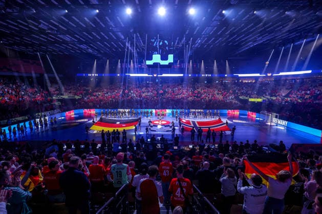 24 01 2026, Handball, Men s EHF EURO 2026, Germany Norway, Jyske Bank Boxen in Herning, Denmark, Main Round The German and Norwegian teams stand together arm in arm during the national anthem Denmark