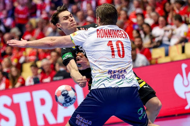 24 01 2026, Handball, Men s EHF EURO 2026, Germany Norway, Jyske Bank Boxing in Herning, Denmark, Main Round Miro Schluroff Germany 05 in a duel against Vetle Ronningen Norway 10 Denmark