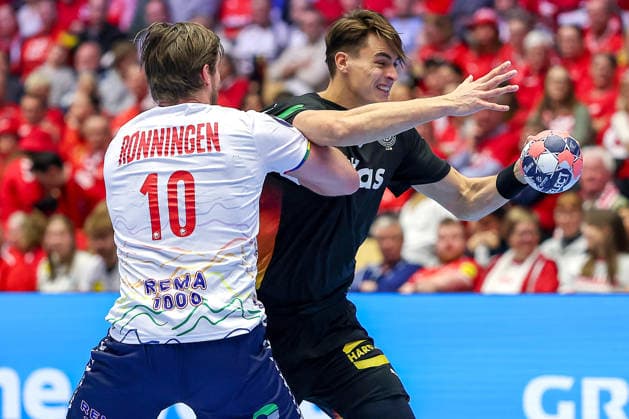 24 01 2026, Handball, Men s EHF EURO 2026, Germany Norway, Jyske Bank Boxing in Herning, Denmark, Main Round Vetle Ronningen Norway 10 in duel against Julian Köster Germany 18 Denmark