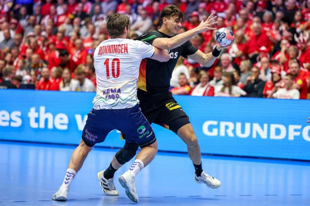24 01 2026, Handball, Men s EHF EURO 2026, Germany Norway, Jyske Bank Boxing in Herning, Denmark, Main Round Vetle Ronningen Norway 10 in duel against Julian Köster Germany 18 Denmark