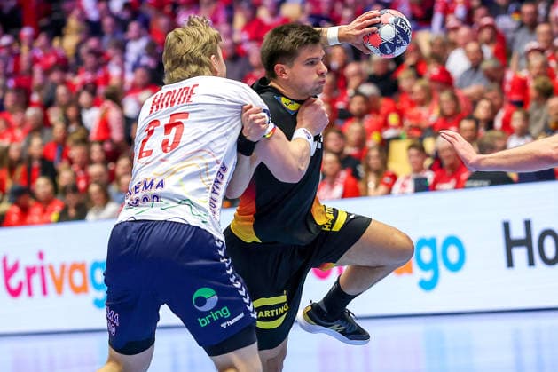 24 01 2026, Handball, Men s EHF EURO 2026, Germany Norway, Jyske Bank Boxing in Herning, Denmark, Main Round Renars Uscins Germany 23 in duel against Martin Hernes Hovde Norway 25 Vetle Ronningen Norway 10 Denmark