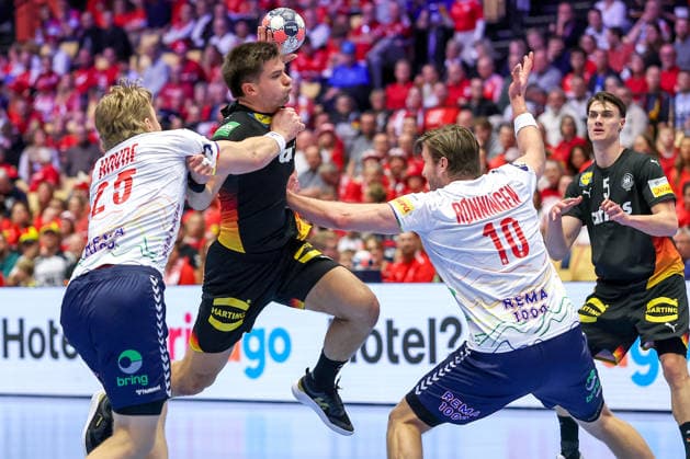 24 01 2026, Handball, Men s EHF EURO 2026, Germany Norway, Jyske Bank Boxing in Herning, Denmark, Main Round Renars Uscins Germany 23 in duel against Martin Hernes Hovde Norway 25 Vetle Ronningen Norway 10 Denmark